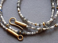 Perlenkette mit Labradorith und Elementen in Sterlingsilber Feingold plattiert