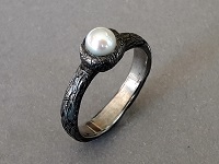 Ring in Sterlingsilber geschwärzt mit Perle